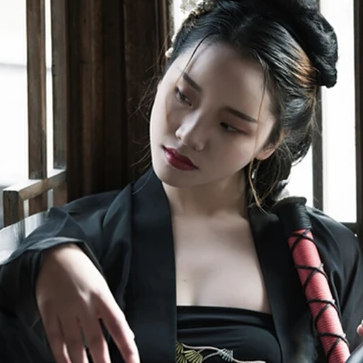 霸氣喝酒帶兵器女生頭像，唯美古風(fēng)真人頭像