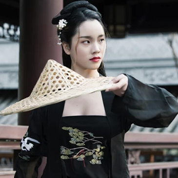 霸氣喝酒帶兵器女生頭像，唯美古風(fēng)真人頭像