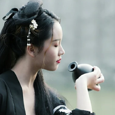 霸氣喝酒帶兵器女生頭像，唯美古風(fēng)真人頭像