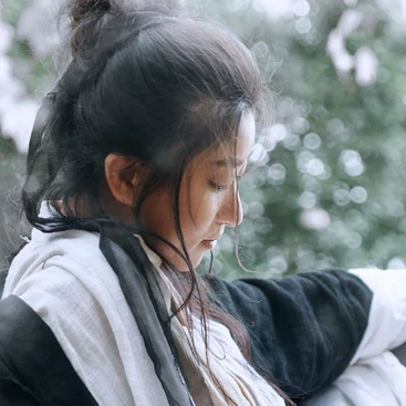 雪地霸氣喝酒女生頭像，唯美古風真人頭像