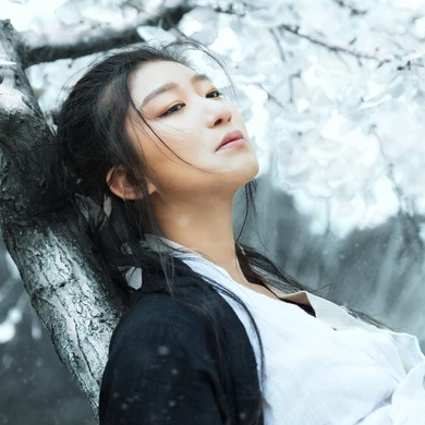 雪地霸氣喝酒女生頭像，唯美古風真人頭像