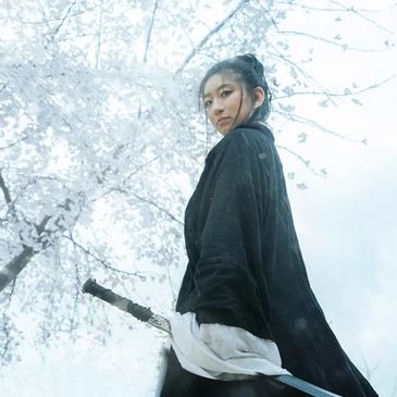 雪地霸氣喝酒女生頭像，唯美古風真人頭像