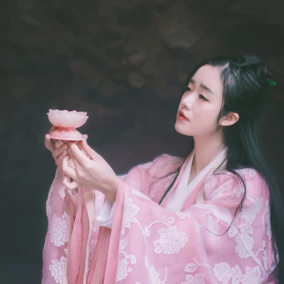 粉衣蓮燈女生頭像，唯美古風(fēng)真人頭像