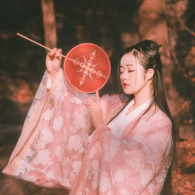 粉衣蓮燈女生頭像，唯美古風(fēng)真人頭像