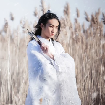 雪飄帶折扇白衣男生頭像，唯美古風(fēng)真人頭像