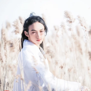 雪飄帶折扇白衣男生頭像，唯美古風(fēng)真人頭像