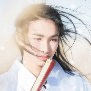 雪飄帶折扇白衣男生頭像，唯美古風(fēng)真人頭像