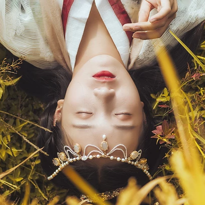 稻田飄香帶傘女生頭像，唯美古風(fēng)真人頭像