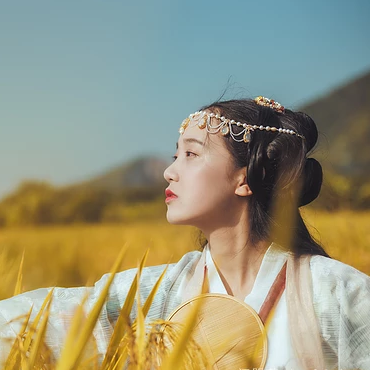 稻田飄香帶傘女生頭像，唯美古風(fēng)真人頭像