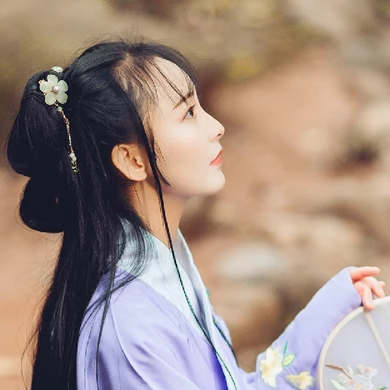 高貴優(yōu)雅紫衣帶團(tuán)扇女生頭像，唯美古風(fēng)真人頭