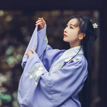 高貴優(yōu)雅紫衣帶團(tuán)扇女生頭像，唯美古風(fēng)真人頭