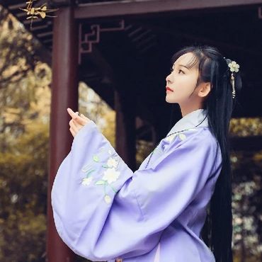 高貴優(yōu)雅紫衣帶團(tuán)扇女生頭像，唯美古風(fēng)真人頭