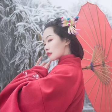 梅花雪紅衣女生頭像，唯美古風(fēng)真人頭像