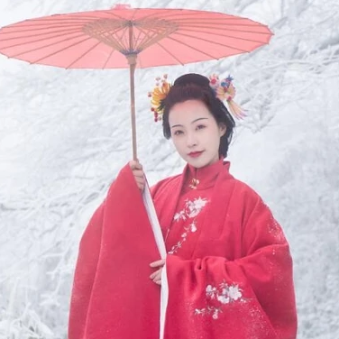 梅花雪紅衣女生頭像，唯美古風(fēng)真人頭像