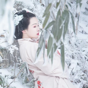 梅花雪紅衣女生頭像，唯美古風(fēng)真人頭像