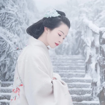 梅花雪紅衣女生頭像，唯美古風(fēng)真人頭像