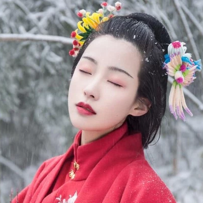 梅花雪紅衣女生頭像，唯美古風(fēng)真人頭像