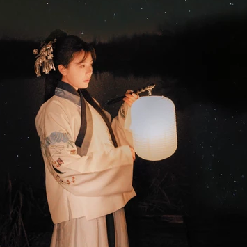 唯美古風真人頭像:夜晚提燈女生頭像