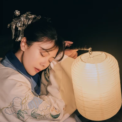 唯美古風真人頭像:夜晚提燈女生頭像
