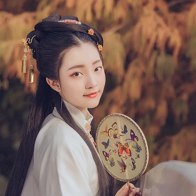 秋葉帶團扇女生頭像，唯美古風(fēng)真人頭像