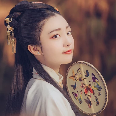 秋葉帶團扇女生頭像，唯美古風(fēng)真人頭像