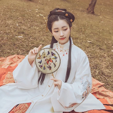 秋葉帶團扇女生頭像，唯美古風(fēng)真人頭像