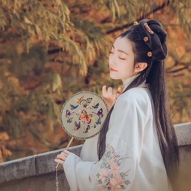秋葉帶團扇女生頭像，唯美古風(fēng)真人頭像