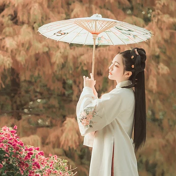 秋葉帶團扇女生頭像，唯美古風(fēng)真人頭像