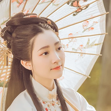 秋葉帶團扇女生頭像，唯美古風(fēng)真人頭像