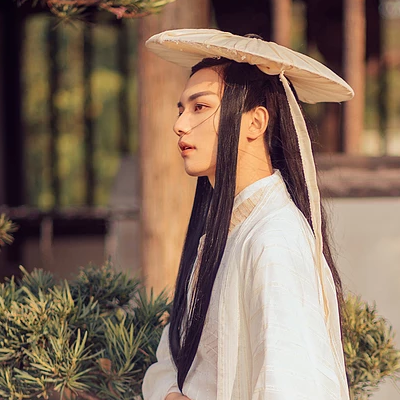 瀟灑喝酒白衣翩翩男生頭像，唯美古風(fēng)真人頭像