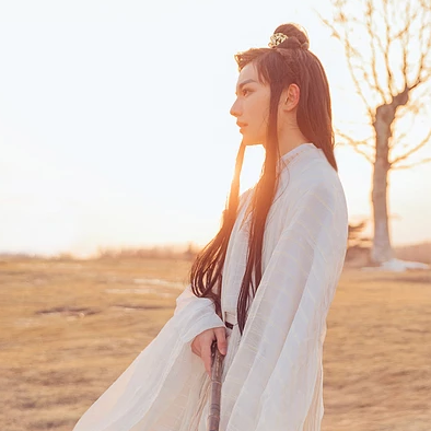 瀟灑喝酒白衣翩翩男生頭像，唯美古風(fēng)真人頭像