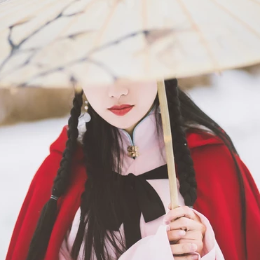 初雪紅披風帶傘女生頭像，唯美古風真人頭像