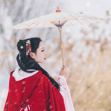 初雪紅披風帶傘女生頭像，唯美古風真人頭像