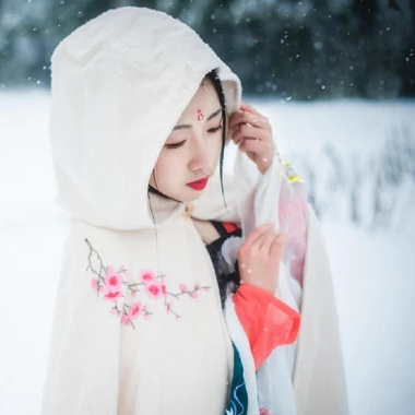 雪地帶披風女生頭像，唯美古風真人頭像