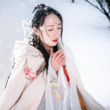 雪地帶披風女生頭像，唯美古風真人頭像