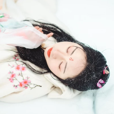 雪地帶披風女生頭像，唯美古風真人頭像