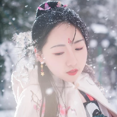 雪地帶披風女生頭像，唯美古風真人頭像