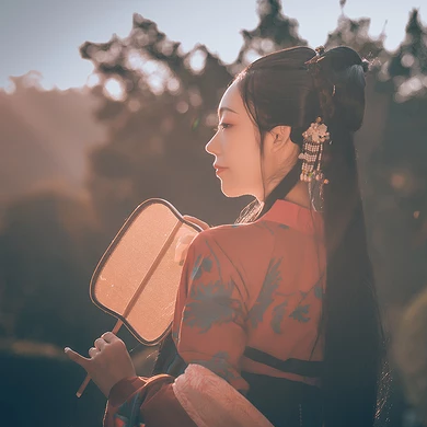 嬌艷紅衣帶傘生頭像，唯美古風(fēng)真人頭像