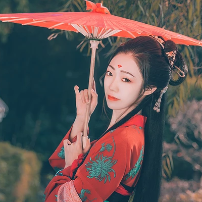 嬌艷紅衣帶傘生頭像，唯美古風(fēng)真人頭像