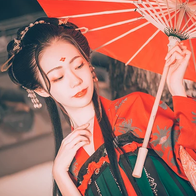 嬌艷紅衣帶傘生頭像，唯美古風(fēng)真人頭像