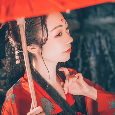 嬌艷紅衣帶傘生頭像，唯美古風(fēng)真人頭像