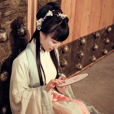 素雅帶團扇生頭像，唯美古風(fēng)真人頭像