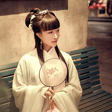 素雅帶團扇生頭像，唯美古風(fēng)真人頭像