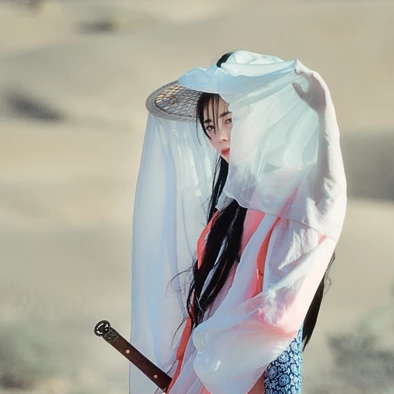 文藝俠客帶兵器女生頭像，唯美古風(fēng)真人頭像