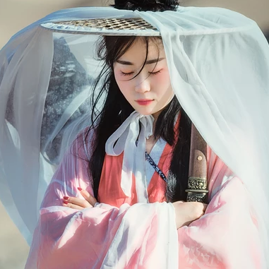 文藝俠客帶兵器女生頭像，唯美古風(fēng)真人頭像