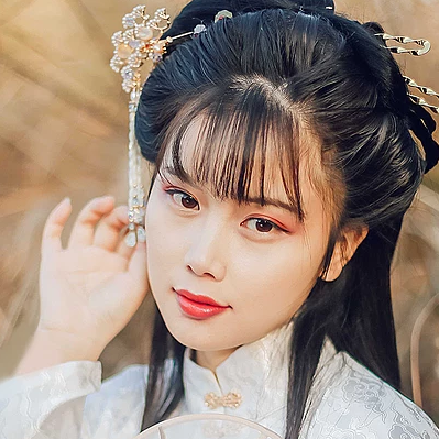 秋落意境帶團扇女生頭像，唯美古風真人頭像