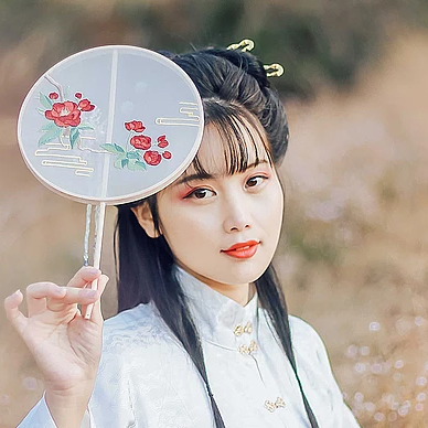 秋落意境帶團扇女生頭像，唯美古風真人頭像