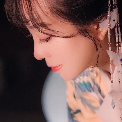 月夜帶團(tuán)扇女生頭像，唯美古風(fēng)真人頭像