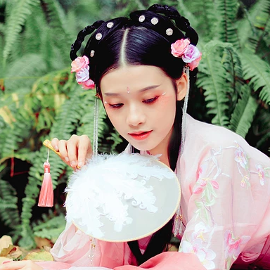 粉衣少女心帶團(tuán)扇女生頭像，唯美古風(fēng)真人頭像