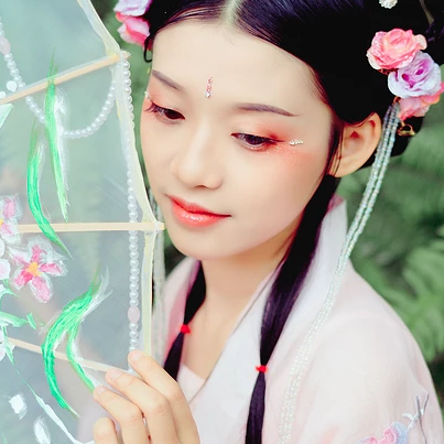 粉衣少女心帶團(tuán)扇女生頭像，唯美古風(fēng)真人頭像